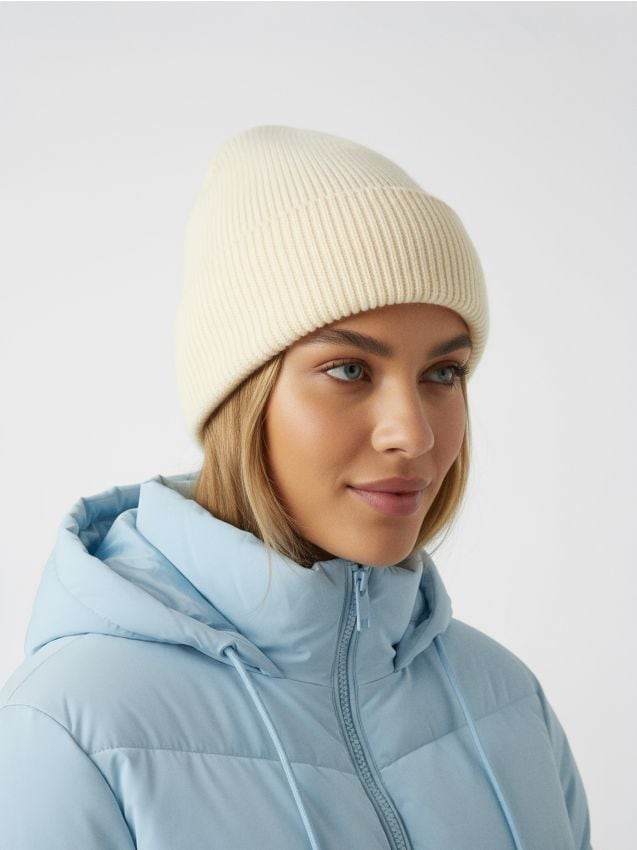 Sinsay - Čiapka beanie z prúžkovaného úpletu - krémová