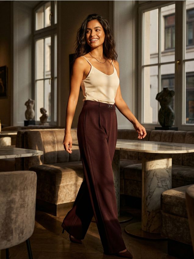 Sinsay - Pantaloni wide-leg cu pliseuri și curea decorativă - carmin