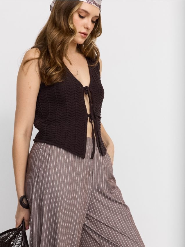 Sinsay - Pantaloni wide leg cu buzunare și amestec de vâscoză - maro