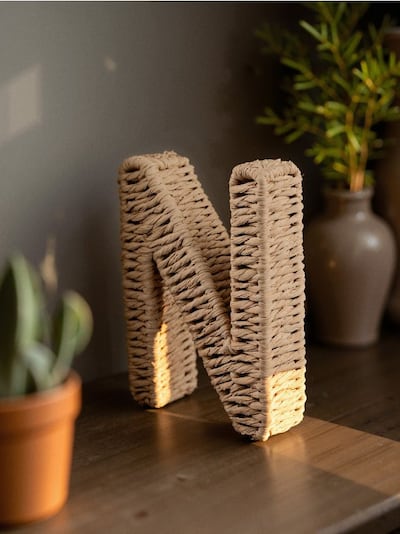 Decorațiune împletită în formă de literă