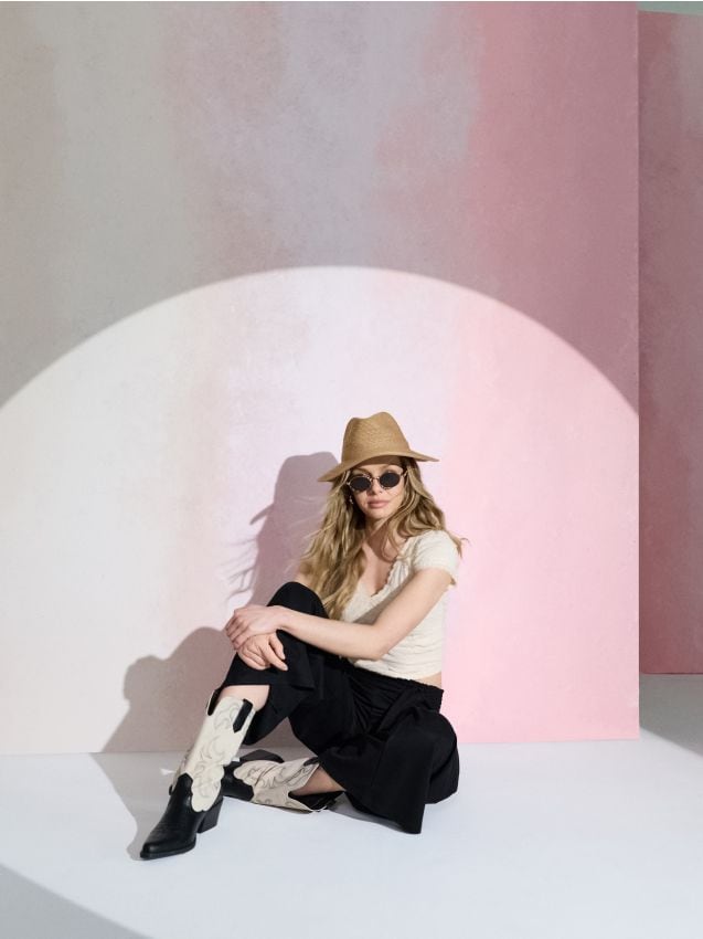 Sinsay - Pantaloni cu picior larg din viscoză - negru