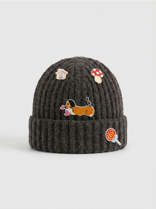 Sinsay - Căciulă beanie striată cu aplicații 3D - maro