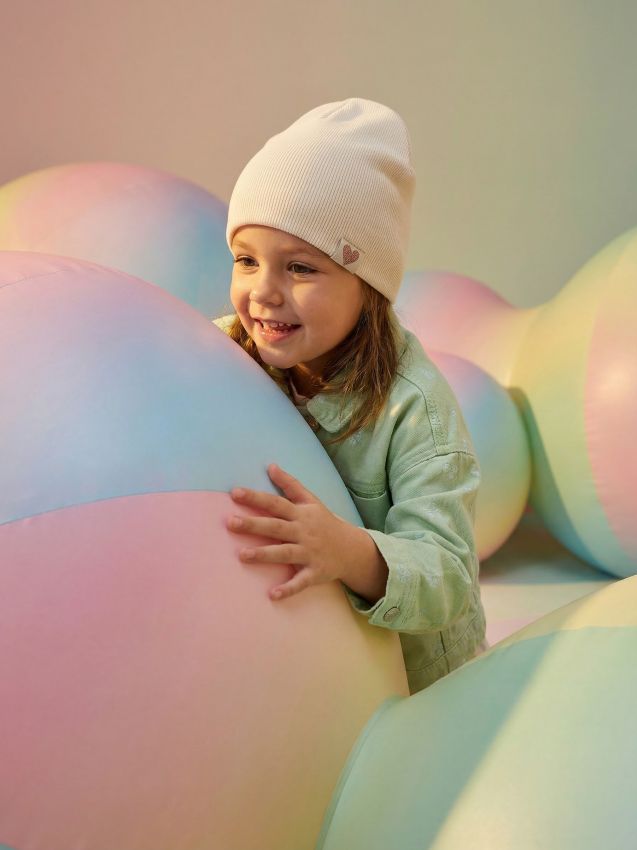 Sinsay - Căciulă cu aplicație și conținut ridicat de bumbac - crem