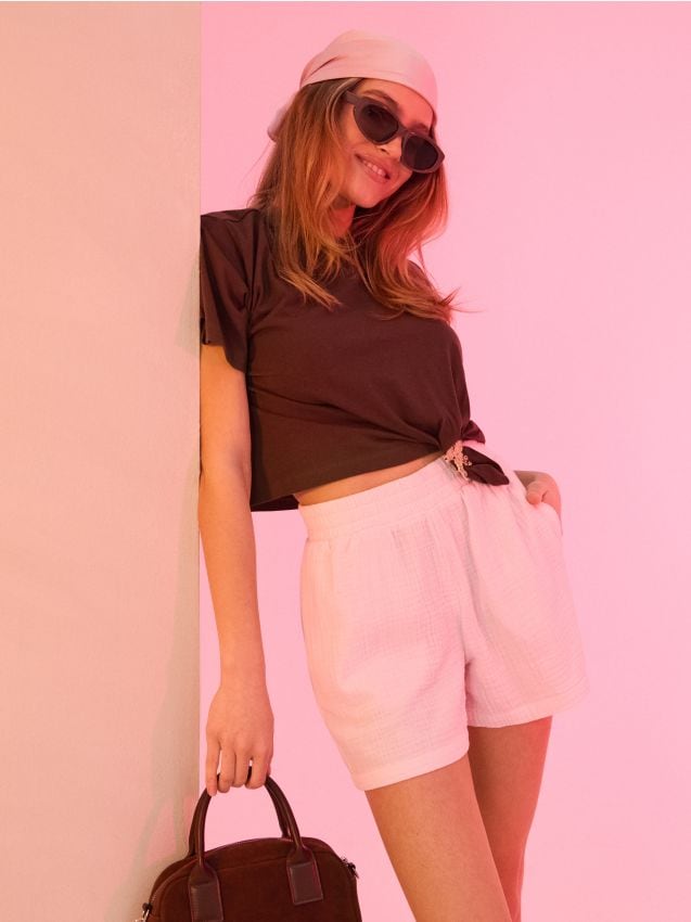 Sinsay - Șorturi largi din muselină cu buzunare - roz-pastel