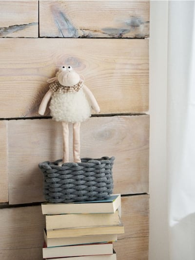 Stoječa dekoracija v obliki ovce