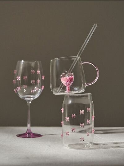 Klaasist kruus Valentinipäeva motiiviga