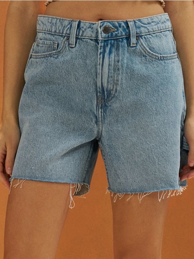 Sinsay - Szorty jeansowe carpenter z surowymi nogawkami - niebieski