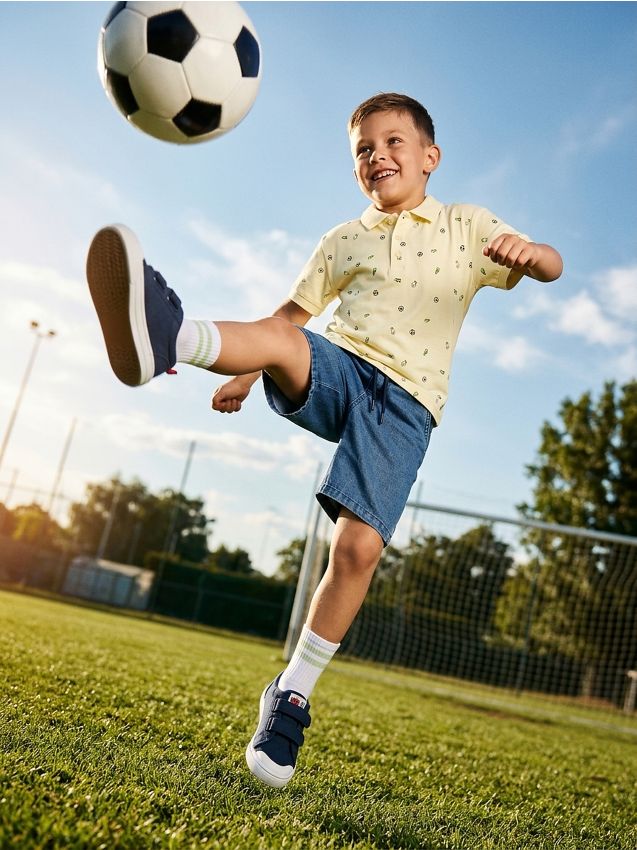 Sinsay - Tricou polo din bumbac cu tematică fotbal - crem