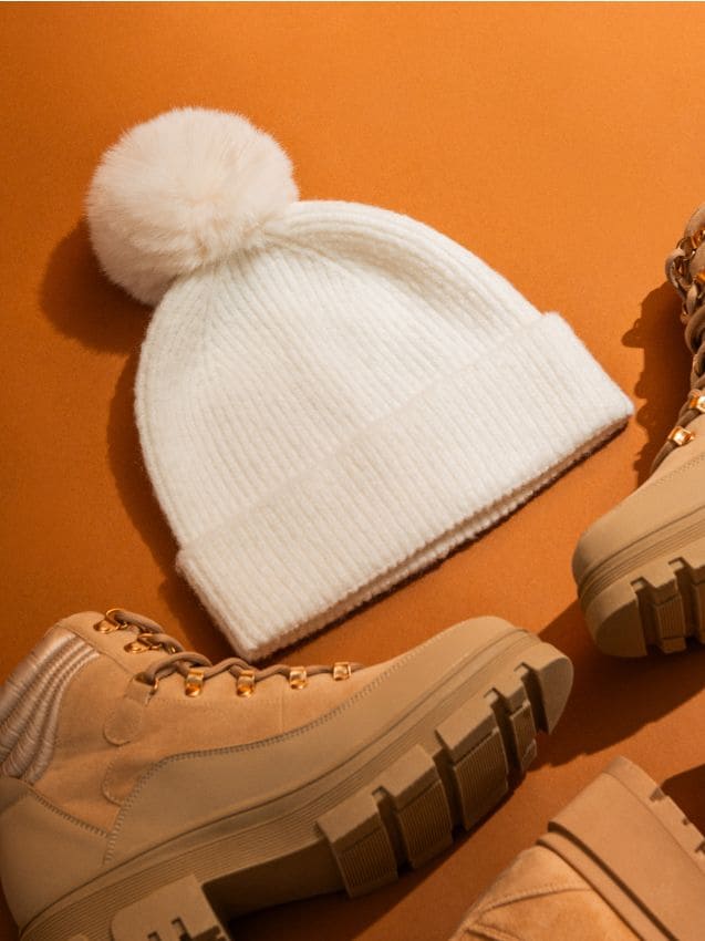 Sinsay - Čiapka beanie z prúžkovaného úpletu - krémová