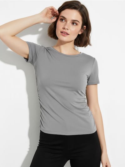 Majica sa naborima sa strane