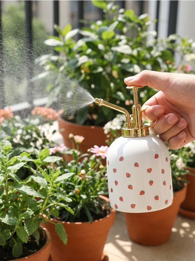 Sinsay - Pulverizator pentru plante cu motiv de căpșună - roșu