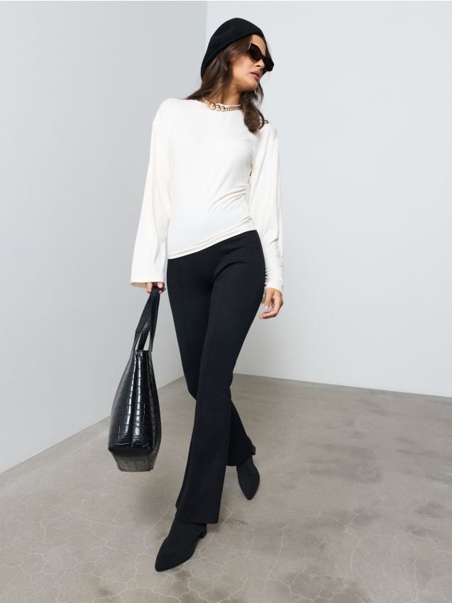 Sinsay - Pantaloni flare cu viscoză - negru