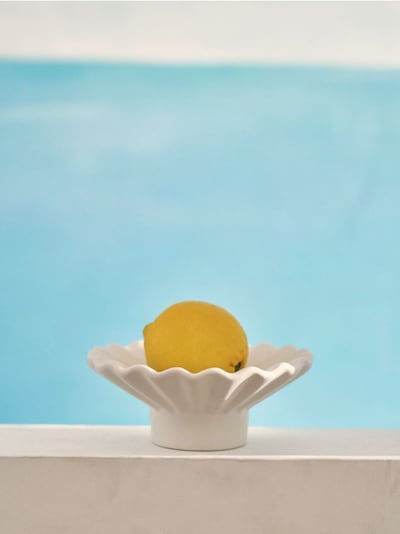 Keramični dekorativni pladenj z valovitim robom