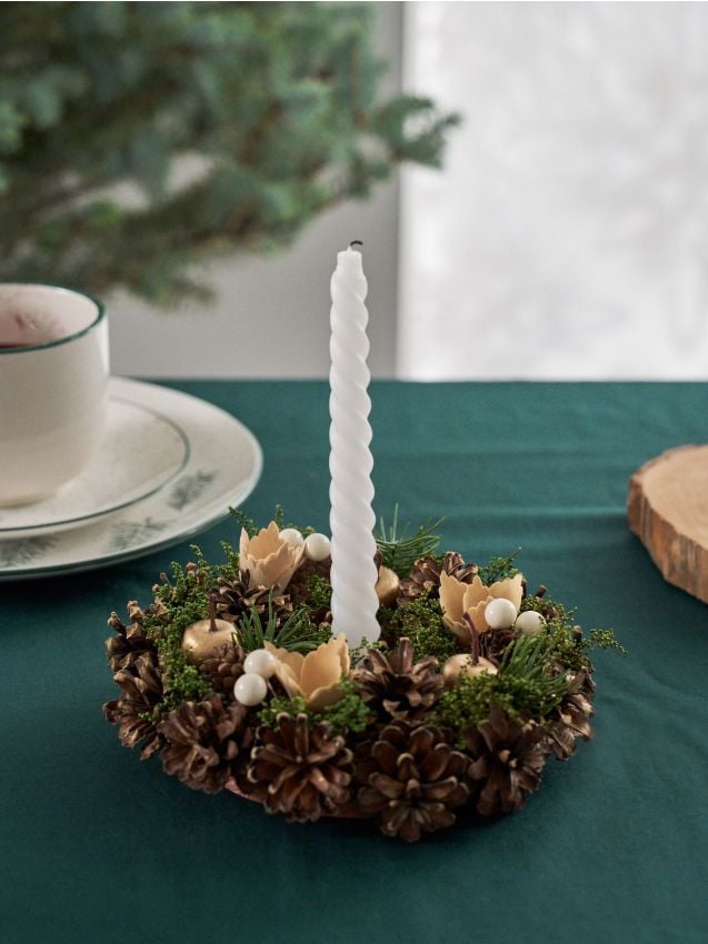 Sinsay - Vianočný dekoračný veniec zo šišiek a zelených vetvičiek - béžová