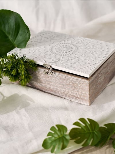 Декоративна кутия за съхранение с релефен мотив