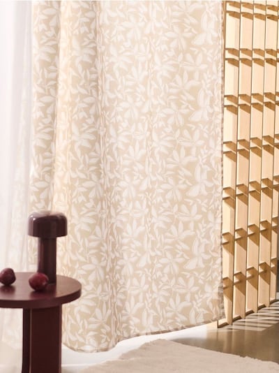 Saten zavesa sa cvetnim dezenom