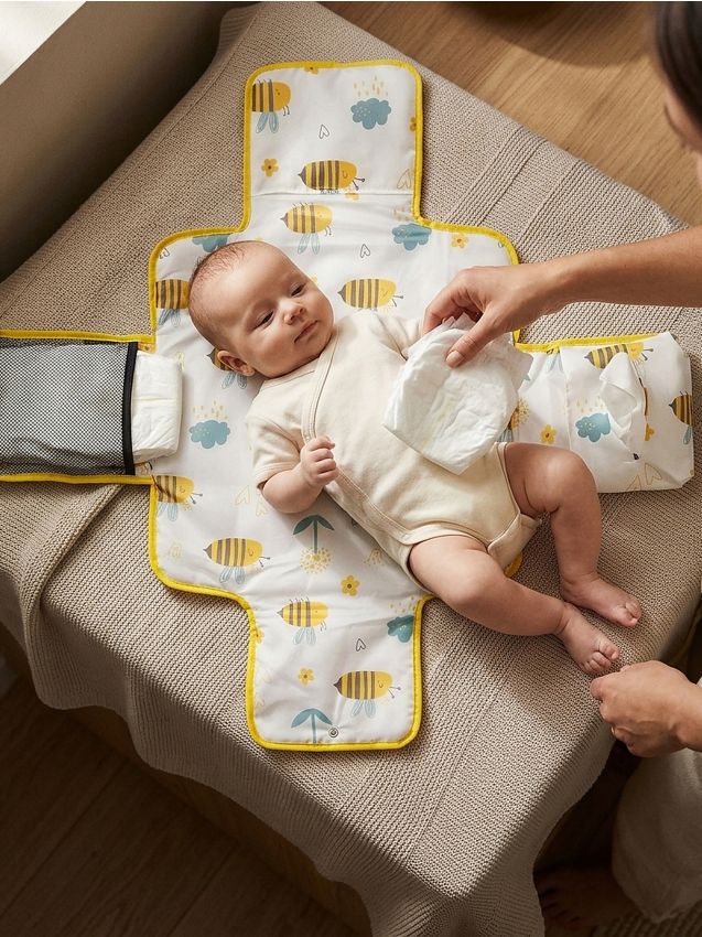 Sinsay - Saltea de schimbat portabilă cu buzunare și motiv cu albine - galben