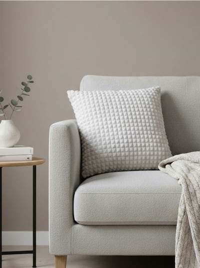 Dekorativní polštář s reliéfním vzorem