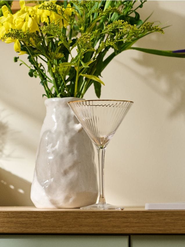 Sinsay - Rýhovaný koktejlový pohár so zlatým okrajom - biela