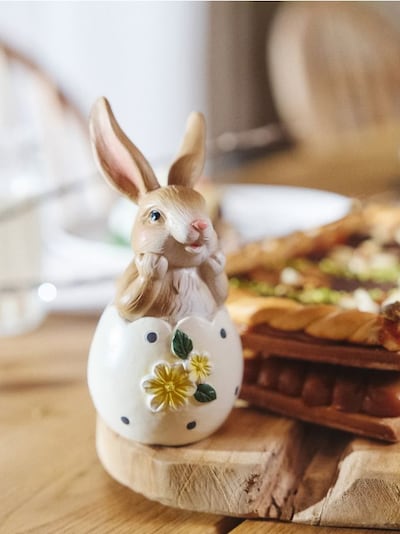 Великодня стояча декорація у формі зайця