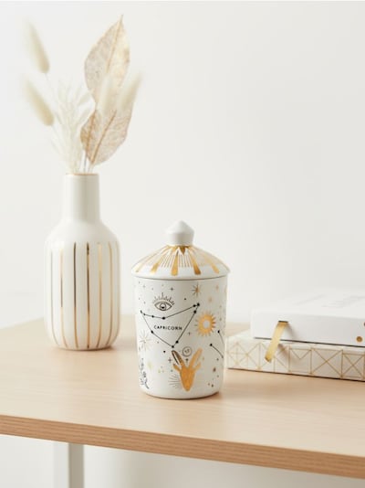 Ароматична свічка з мотивом зодіаку з ароматом півонії та рожевого замшу