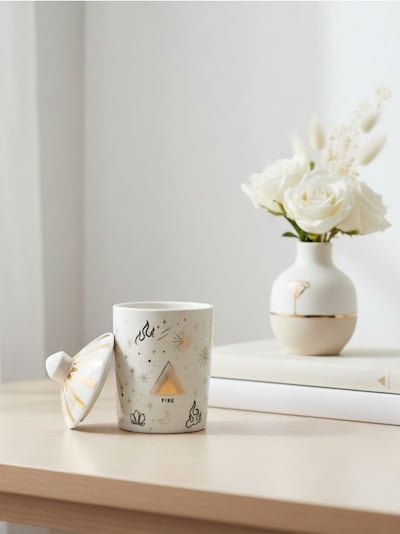 Lõhnaküünal sodiaagimotiiviga, kaminalõhnaga