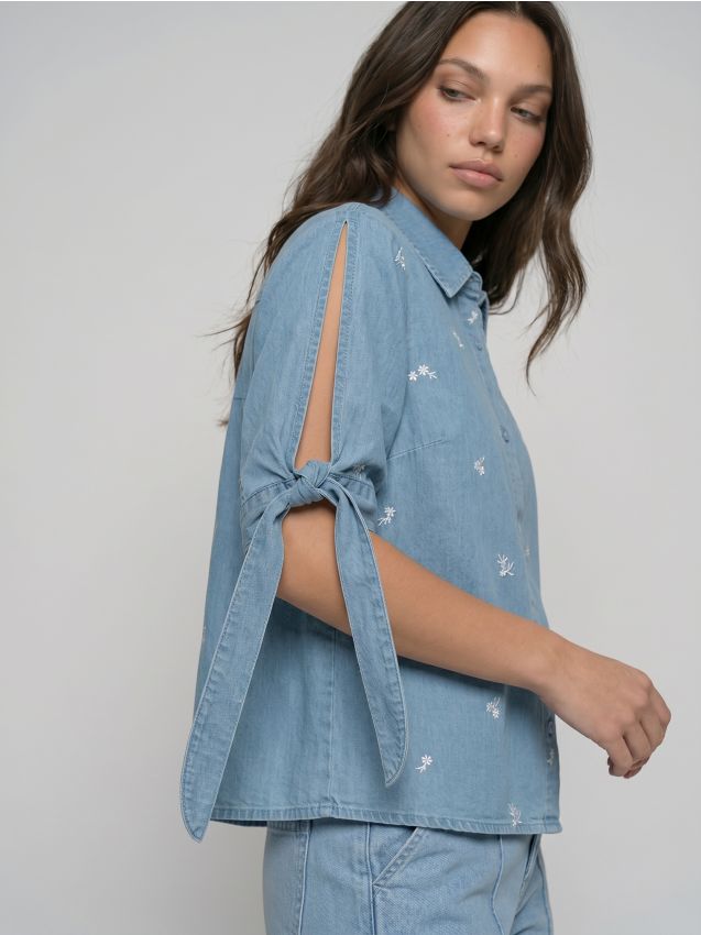 Sinsay - Cămașă din lyocell cu aspect light denim cu mâneci cu legături - albastru