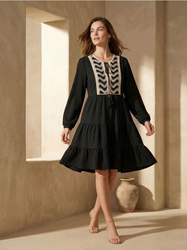 Sinsay - Rochie mini cu efect în trepte și detaliu brodat - negru