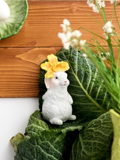 Великодня фігурка зайця з квіткою