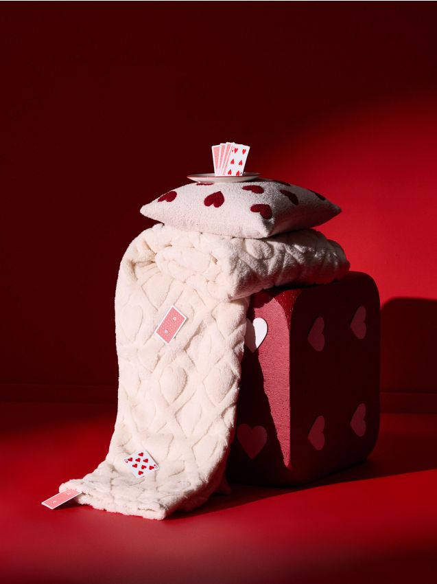 Sinsay - Cuvertură de pat cu model în inimioare - crem