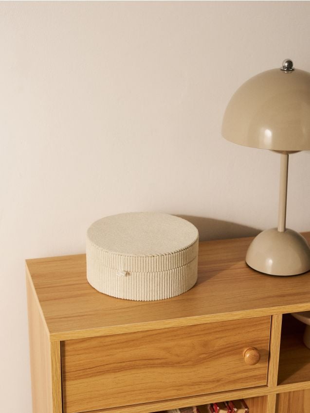 Sinsay - Cutie rotundă pentru bijuterii cu capac cu textură striată - crem