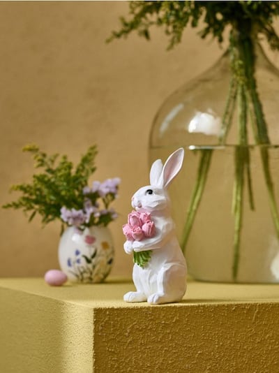 Wielkanocna figurka zająca z bukietem kwiatów