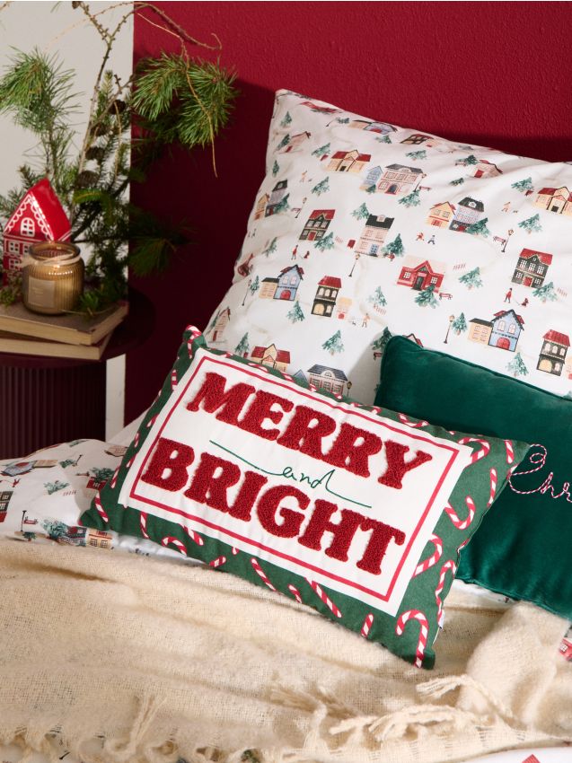 Sinsay - Vianočný dekoračný vankúš s nápisom „Merry and Bright“ - zelená