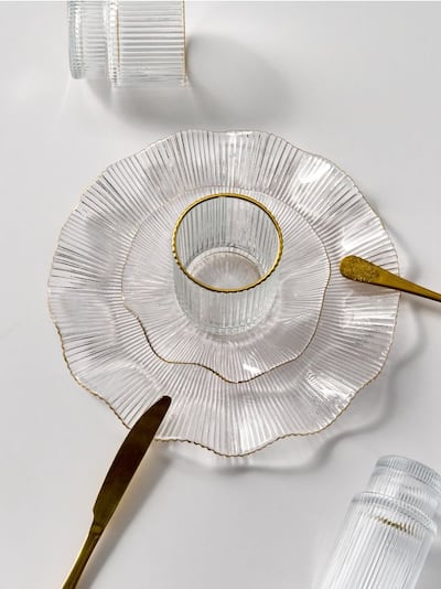 Скляна тарілка з хвилястою формою та золотистим оздобленням
