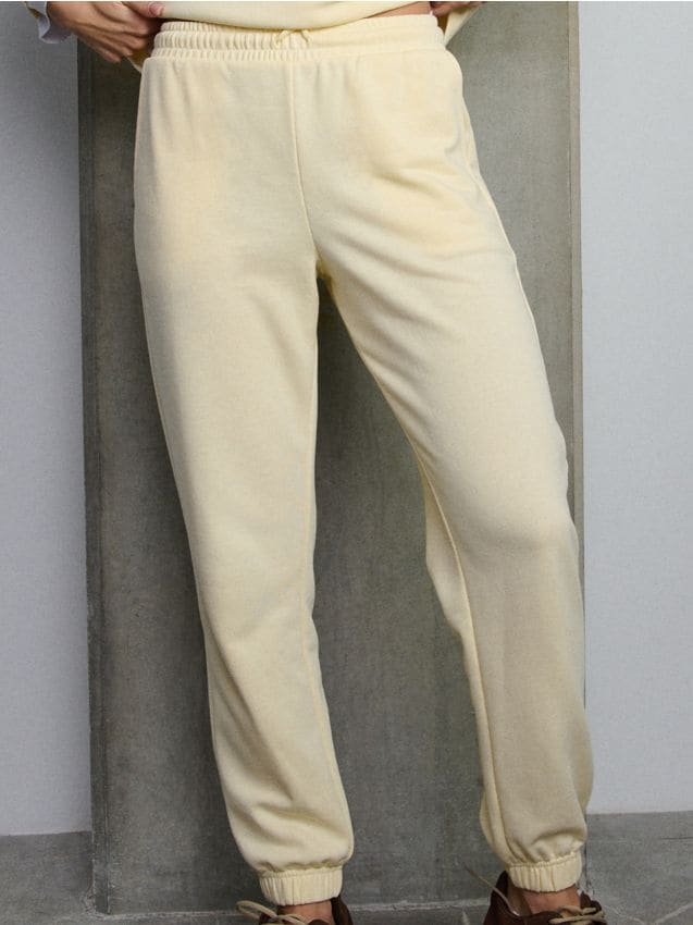 Sinsay - Jogger nohavice z úpletu terry - žltá