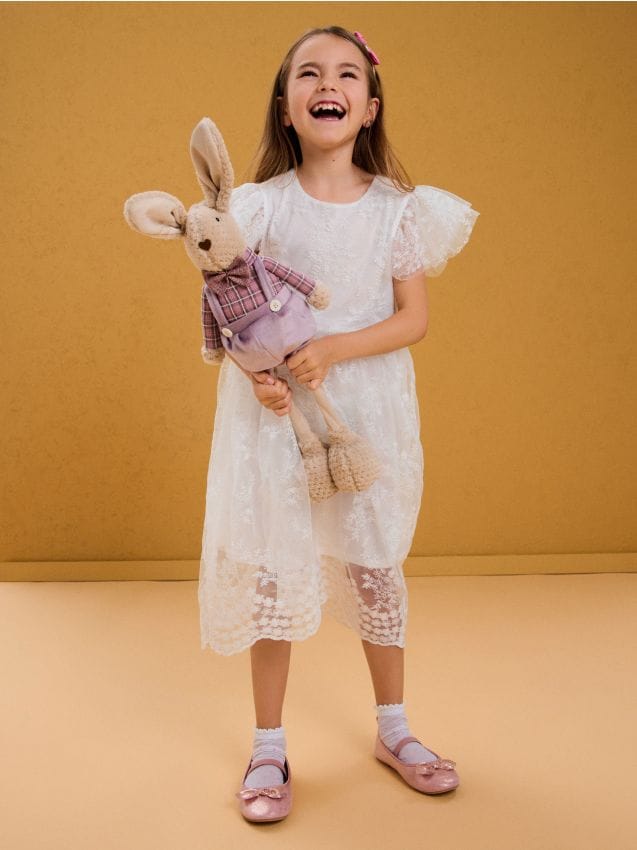 Sinsay - Tiulowa sukienka z falbankami - biały