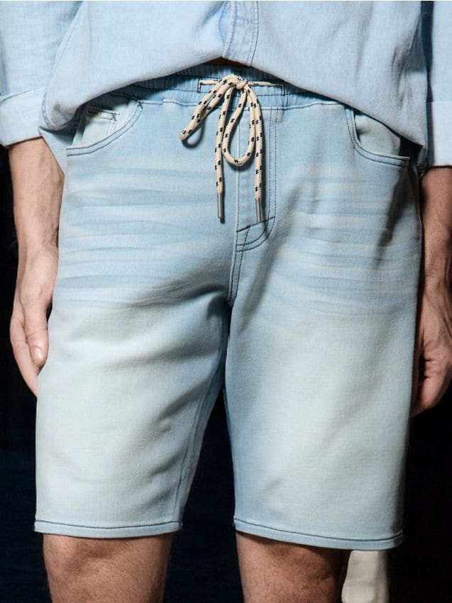 Sinsay - Pantaloni scurți jogger, din denim - albastru