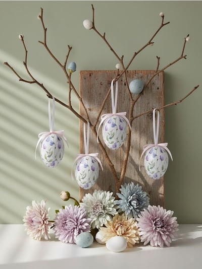 Комплект великденски висящи украси във формата на яйца с флорален мотив, 4 броя