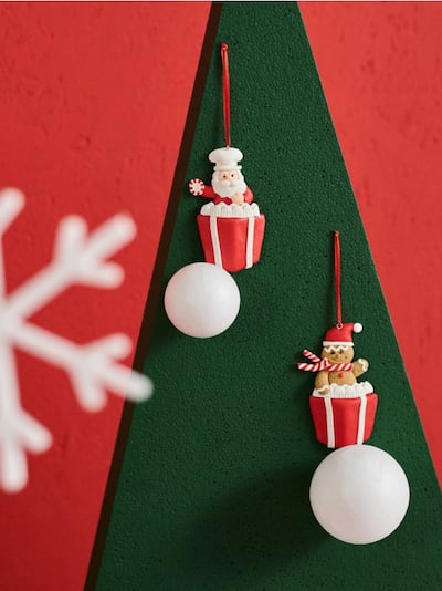 Σετ χριστουγεννιάτικων διακοσμητικών κρεμαστών με Άγιο Βασίλη και ανδρείκελο μπισκότου, 2 τεμάχια