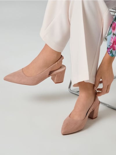 Γόβες με τακούνι και ανοιχτή φτέρνα με πάτο που περιέχει δέρμα