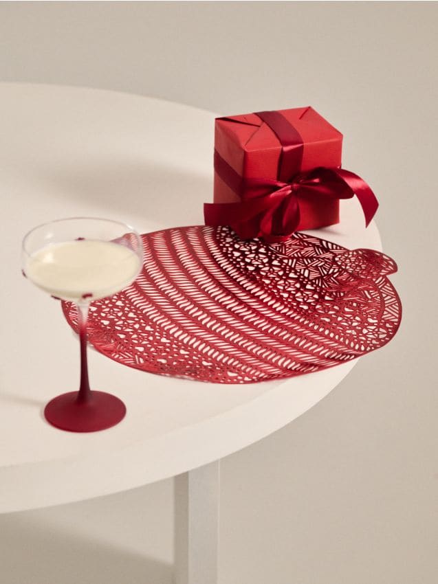 Sinsay - Prestieranie v tvare vianočnej gule - červená