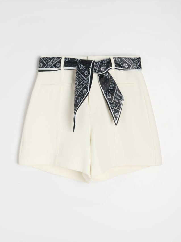 Sinsay - Eleganckie szorty z przeszytym kantem i paskiem - kremowy
