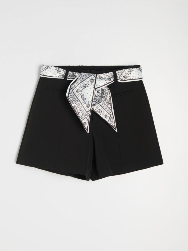 Sinsay - Șorturi elegante cu pliuri și curea - negru