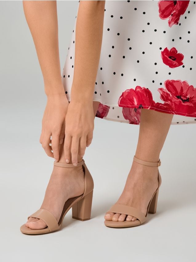 Sinsay - Sandale cu toc gros și branț din piele - bej