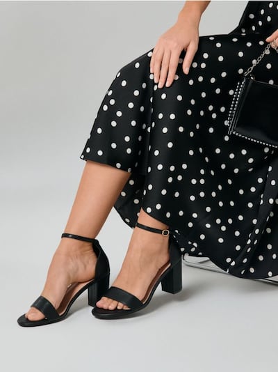 Sandali z debelo peto in usnjenim vložkom