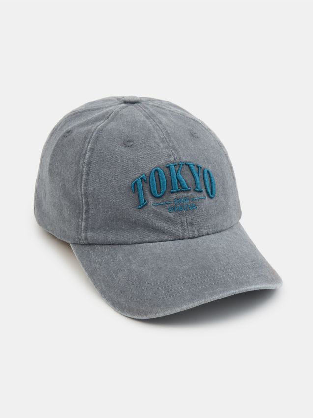 Sinsay - Șapcă cu cozoroc și inscripție brodată Tokyo - gri deschis