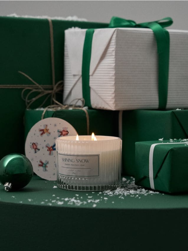 Sinsay - Vianočná vonná sviečka Shining Snow - biela