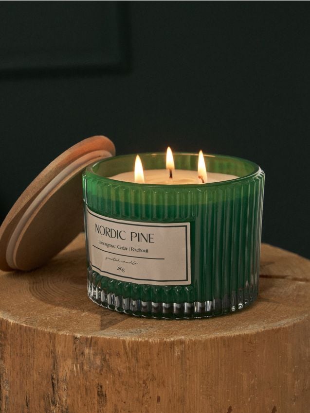 Sinsay - Vianočná vonná sviečka Nordic Pine - zelená