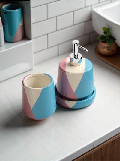 Koupelnová sada: mýdlenka, dávkovač mýdla a držák na zubní kartáčky