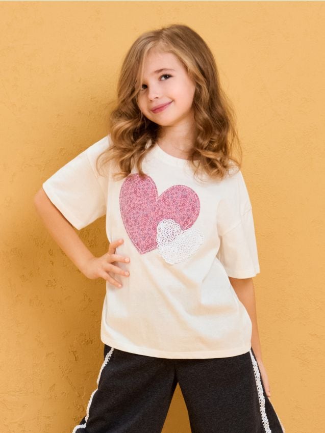 Sinsay - Tricou cu imprimeu floral în formă de inimă și inserție din dantelă - crem